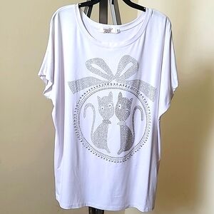 Tshirt with rhinestones design Size M